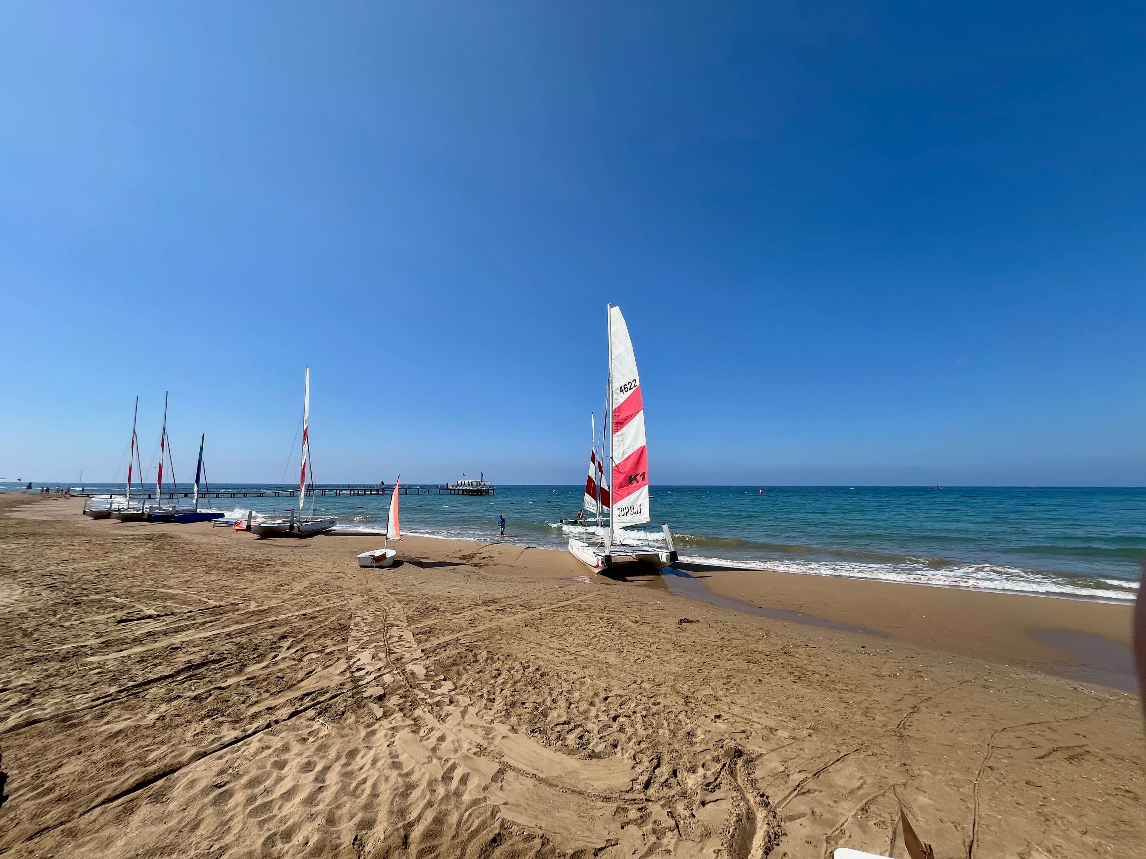 Segelboote am Strand nahe Side