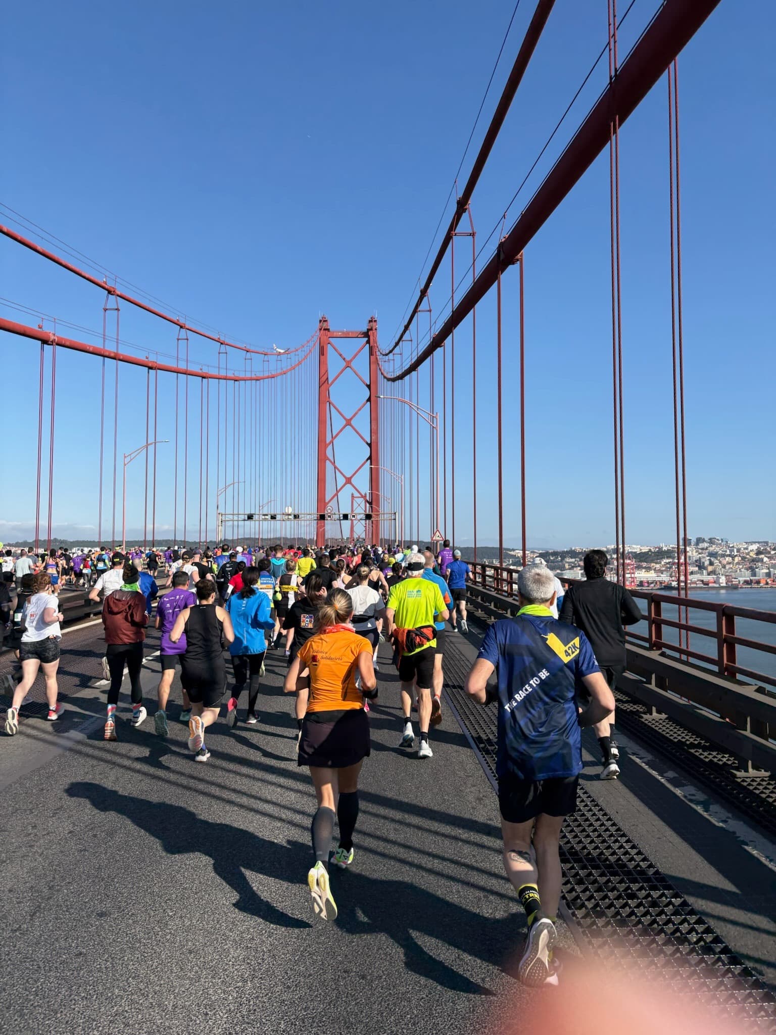 Auf der Autobahnbrücke hoch oben über Lissabon