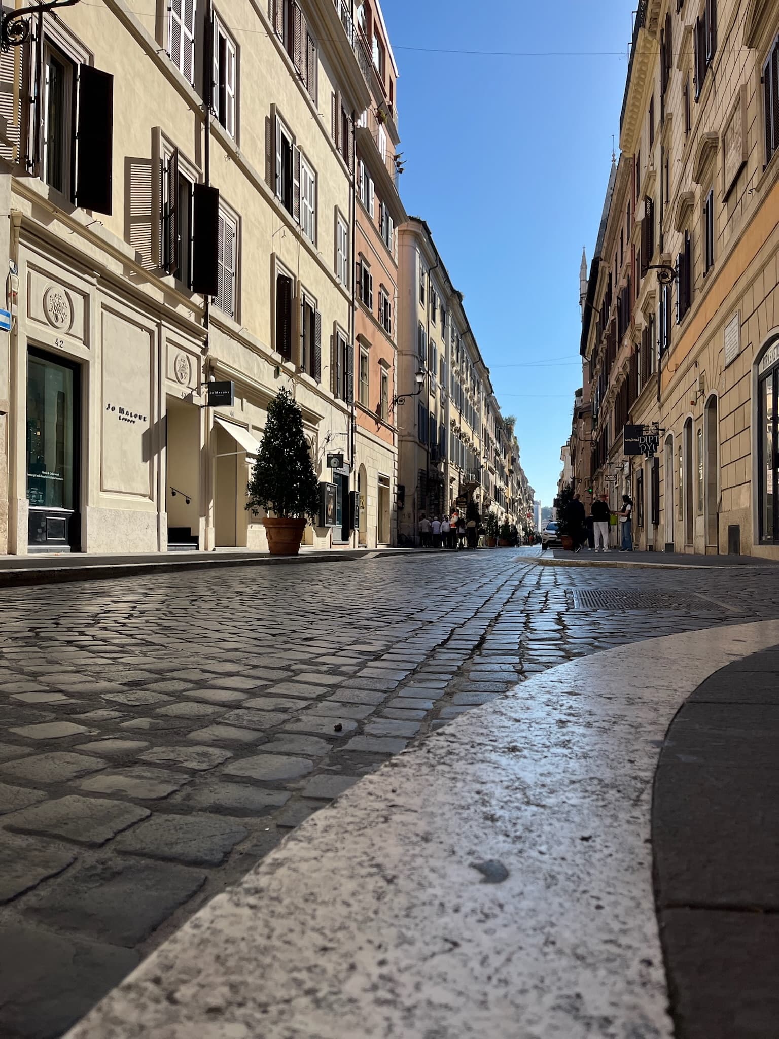 Eine Straße in Rom am frühen Morgen