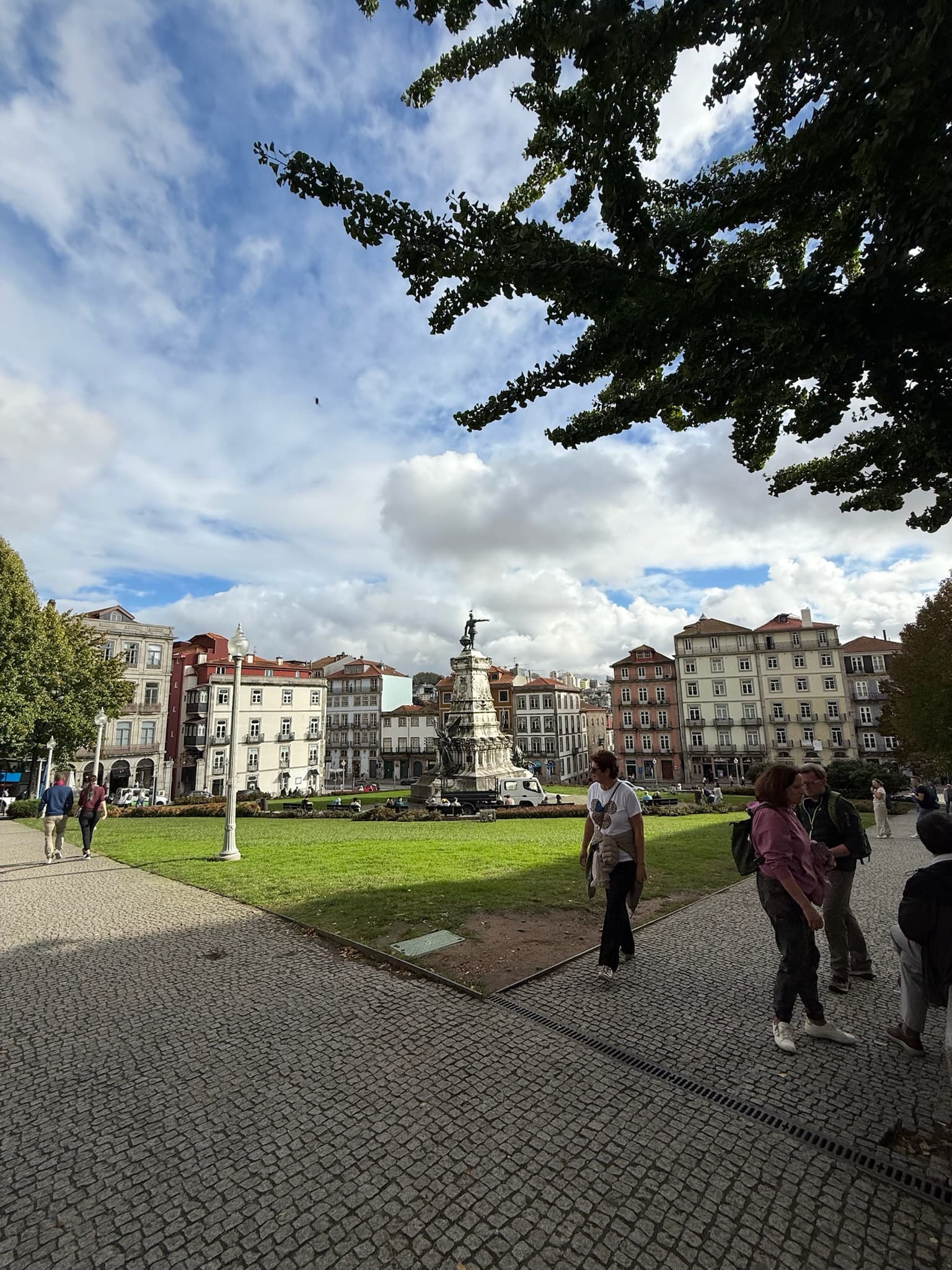 Einer der zentralen Plätze von Porto