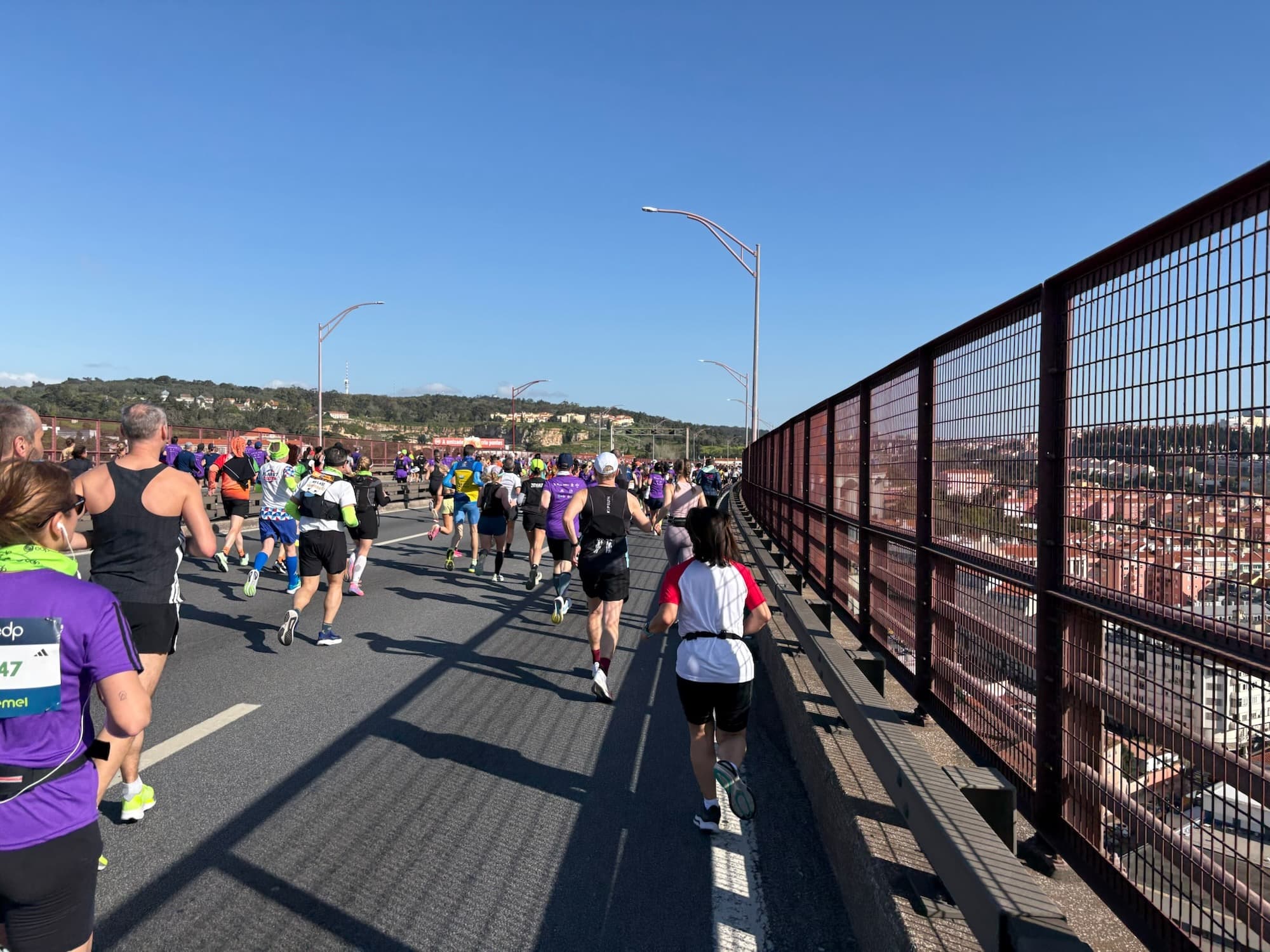 Die ersten Kilometer führen über die ikonische Brücke