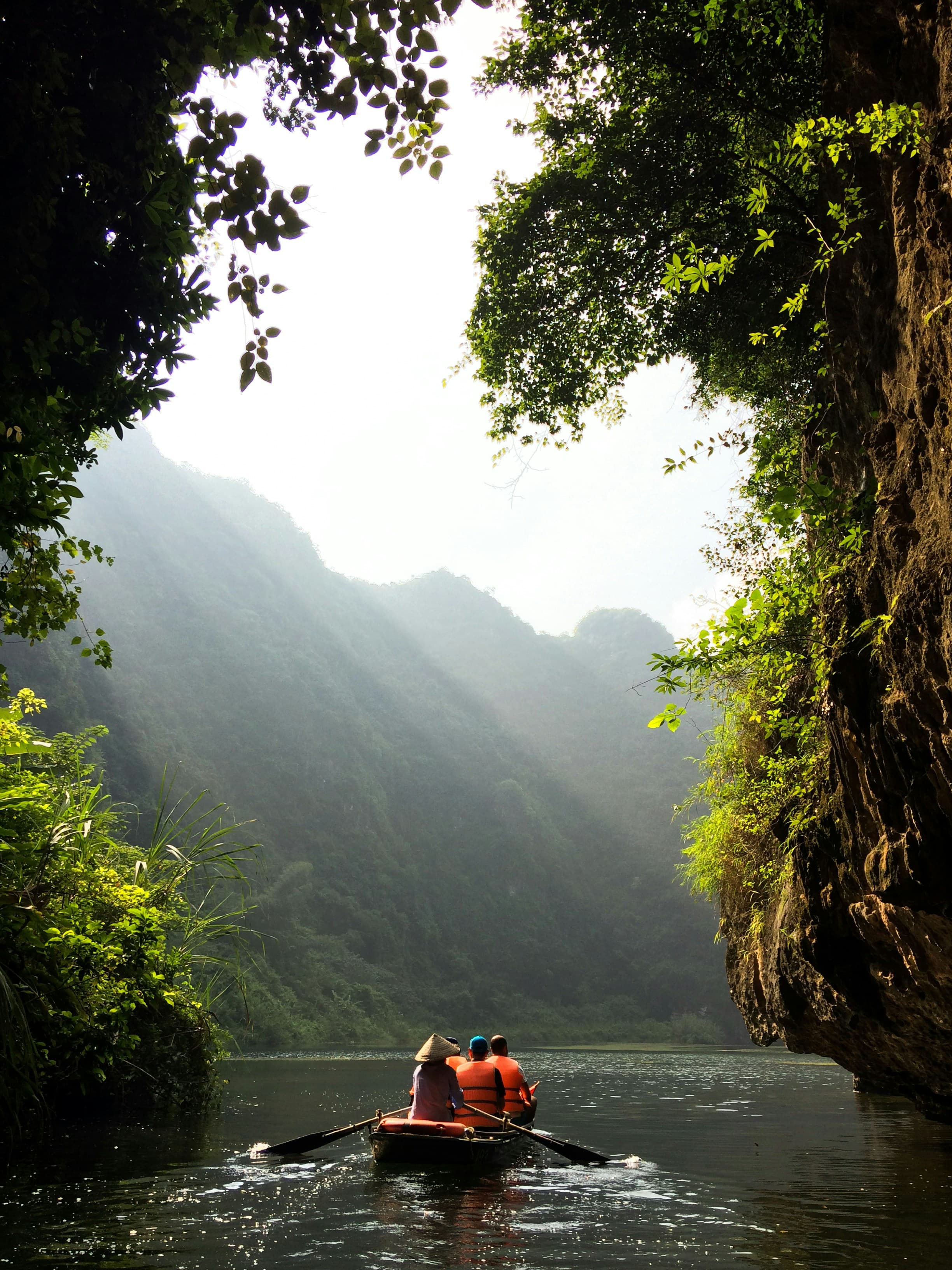 Personen in einem Boot in Vietnam