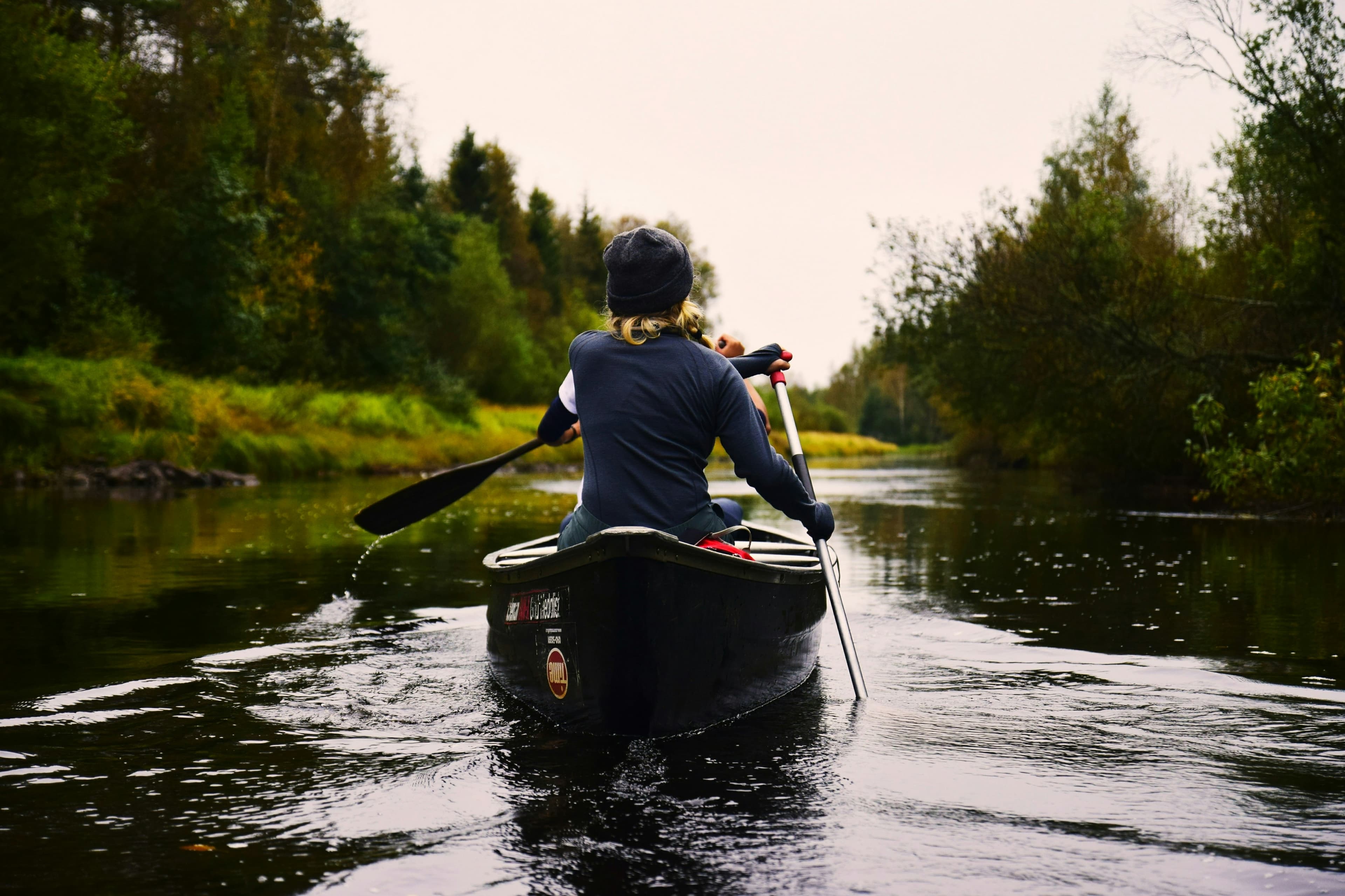 Zwei menschen beim Kajak-Urlaub in Schweden