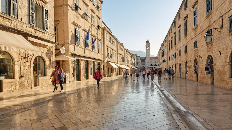 Die Hauptstraße im Herzen von Dubrovnik in Kroatien