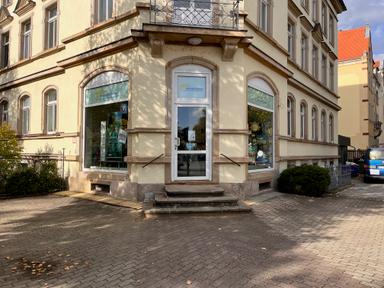 Das Touristik Center auf der Kipsdorfer Straße mit Blick auf den Eingang