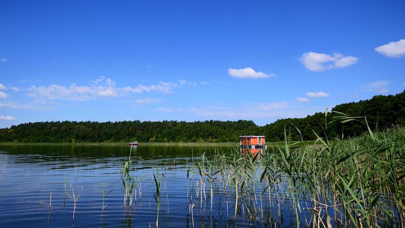 Ein Haus-Boot in einem See in Mecklenburg-Vorpommern