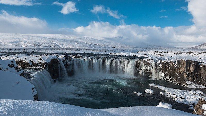 Ein Wasserfall auf Island im Schnee